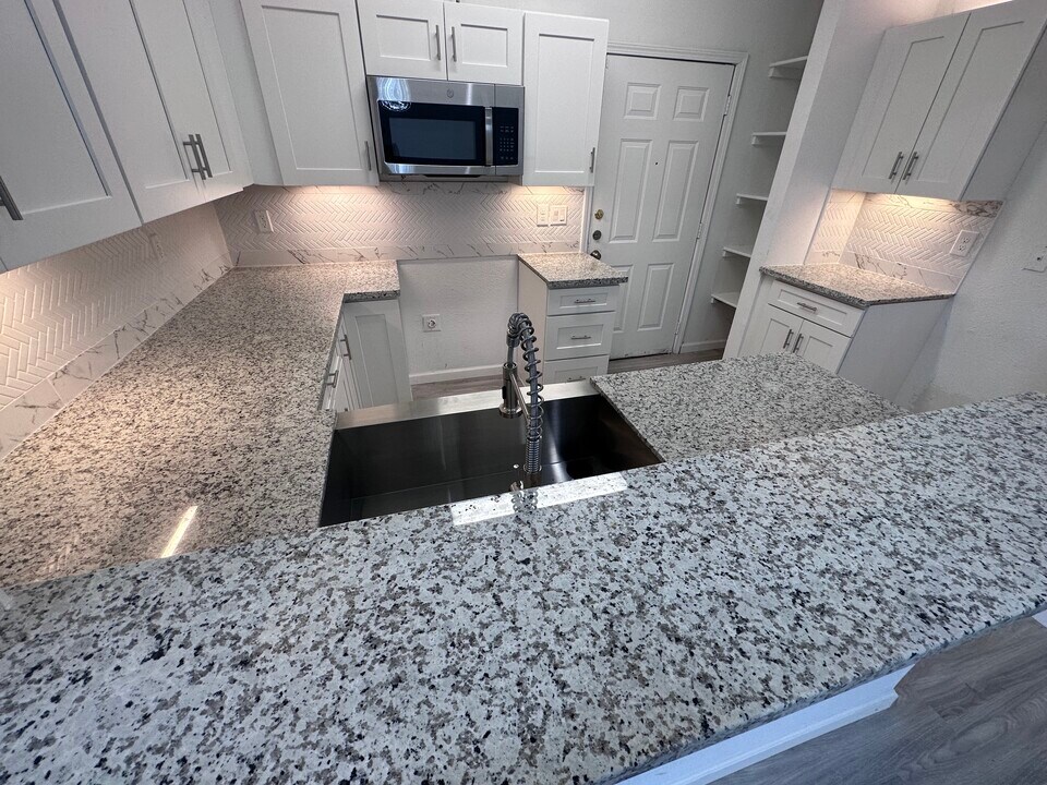 6946 Paris St, Unit B in Houston, TX - Building Photo