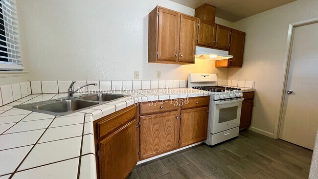 1073 Pinnacles Ave-Unit -B in Greenfield, CA - Building Photo - Building Photo