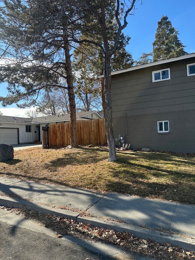 2700 Scholl Dr in Reno, NV - Building Photo - Building Photo