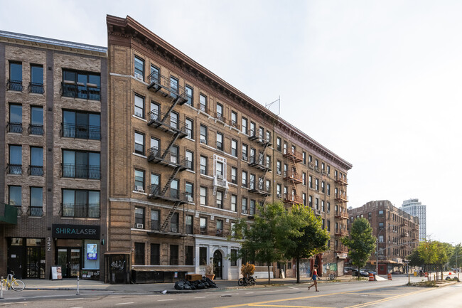 180 Borinquen Pl in Brooklyn, NY - Foto de edificio - Building Photo