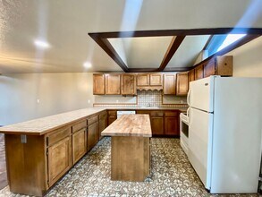 5704 Glen Echo Ave in Gladstone, OR - Foto de edificio - Building Photo