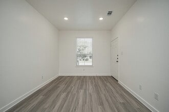 1610 W 5th St in Caldwell, TX - Building Photo - Building Photo