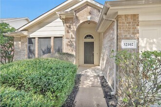 32102 Decker Oaks Dr in Pinehurst, TX - Building Photo - Building Photo