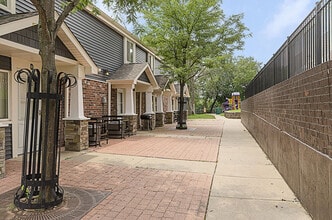 Fox River Townhomes in Elgin, IL - Building Photo - Building Photo