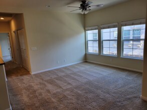 3301 N Park Dr, Unit 2013 in Sacramento, CA - Building Photo - Building Photo