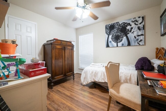 property at 2834 Falcon Knoll Ln