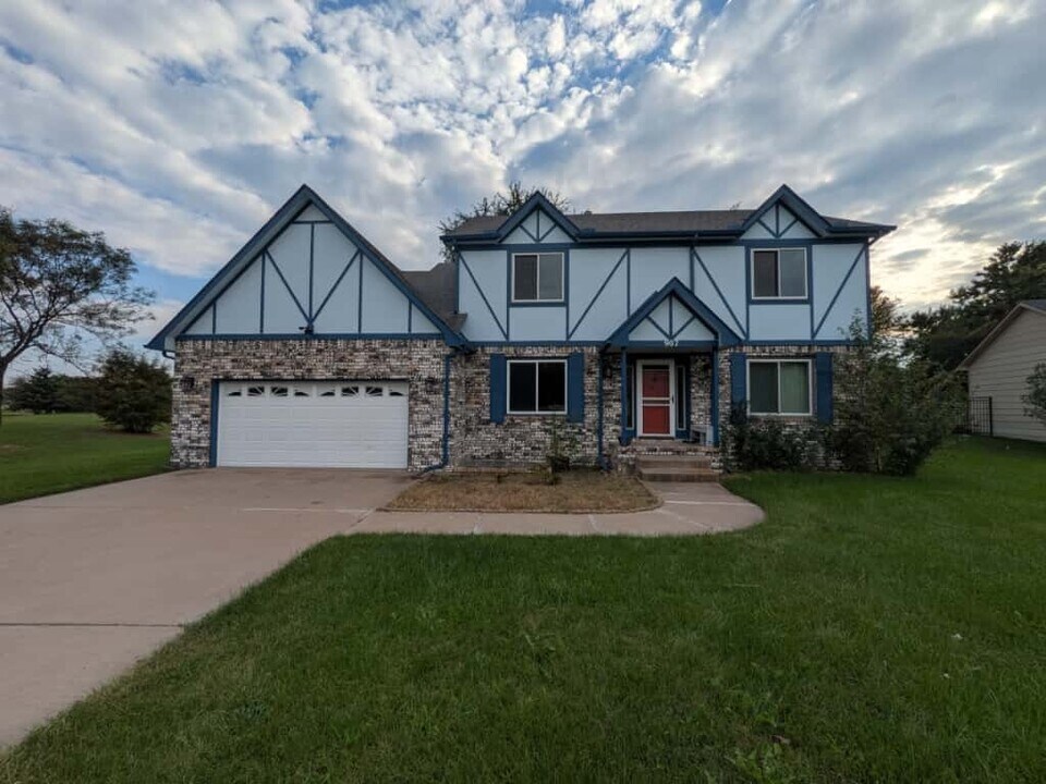 907 Second St in Andover, KS - Building Photo