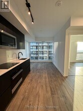 327 King St W in Toronto, ON - Building Photo - Building Photo