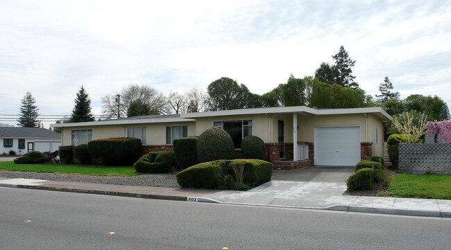 1635 Montgomery Dr in Santa Rosa, CA - Building Photo - Building Photo