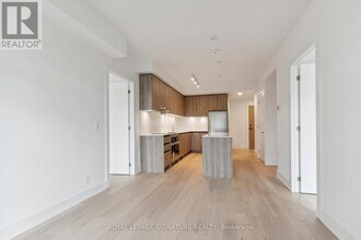 8 Beverley Glen Blvd in Vaughan, ON - Building Photo - Building Photo