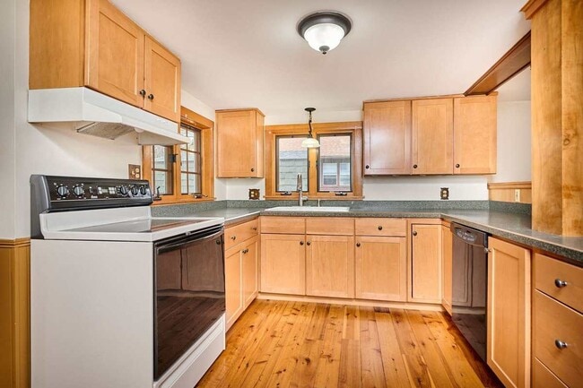 211 College Hwy in Southampton, MA - Building Photo - Building Photo