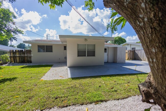 1931 Bahama Dr in Miramar, FL - Foto de edificio - Building Photo