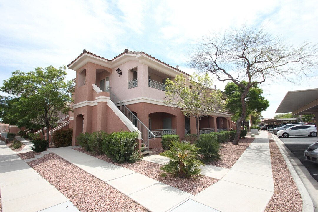 10525 Autumn Pine Ave in Las Vegas, NV - Building Photo