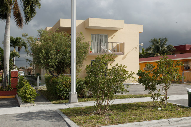 43 W 30th St in Hialeah, FL - Foto de edificio - Building Photo