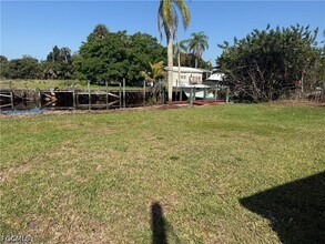 2253 Queen Anne Dr in Ft. Myers, FL - Building Photo - Building Photo