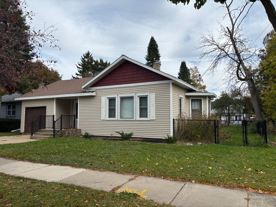 317 N Monroe St in Stoughton, WI - Building Photo