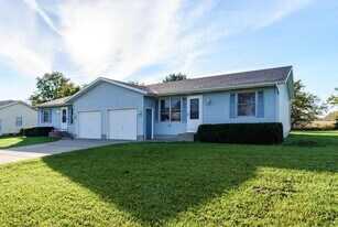 6583 Niagara Cir in Stevensville, MI - Building Photo