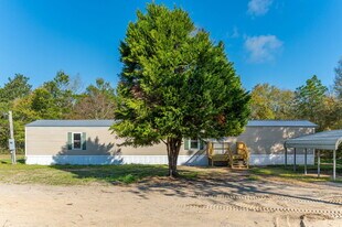 512 W Bach Dr in Defuniak Springs, FL - Building Photo
