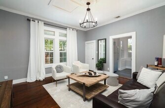 1002 W Mulberry Ave, Unit 3 in San Antonio, TX - Foto de edificio - Building Photo