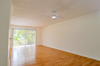 3453 NW 44th St, Unit 105 in Lauderdale Lakes, FL - Foto de edificio - Building Photo