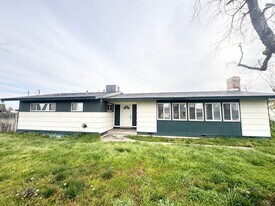 1856 Wegis Ave in Bakersfield, CA - Building Photo