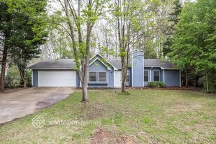 2460 Deerfield Dr in Kennesaw, GA - Building Photo