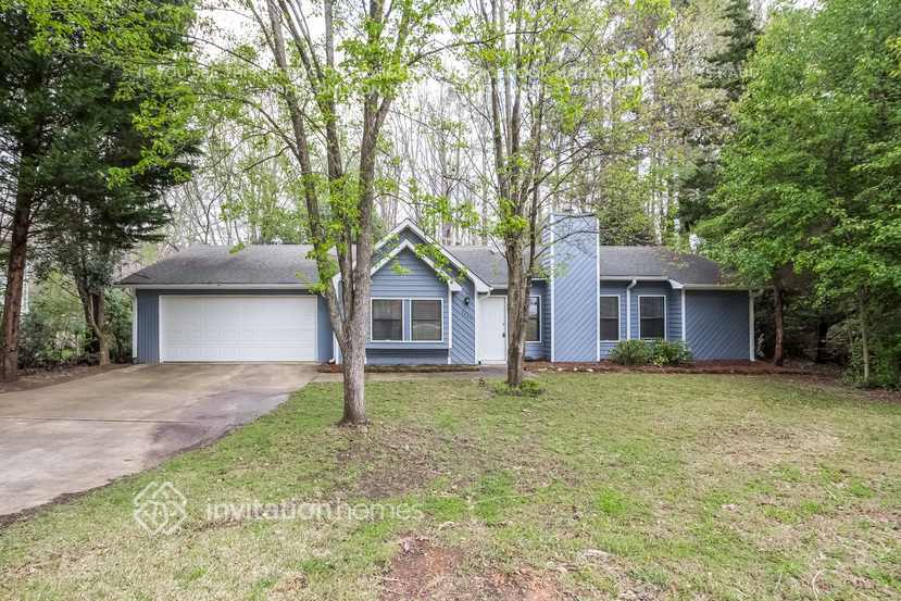 2460 Deerfield Dr in Kennesaw, GA - Building Photo