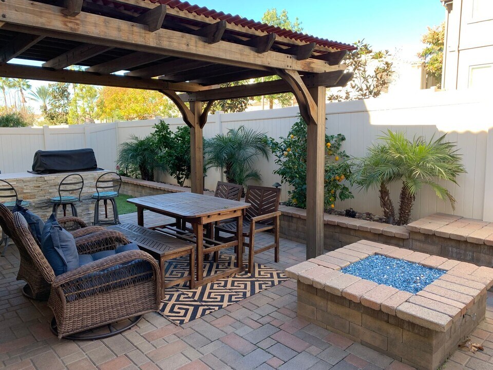 31852 Calle Brio in Temecula, CA - Foto de edificio