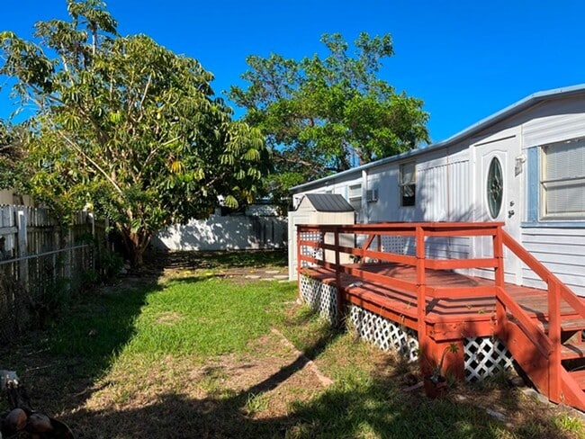 24 Roberta St in Stock Island, FL - Building Photo - Building Photo