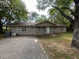 905 W Denver St in Greenwood, AR - Building Photo