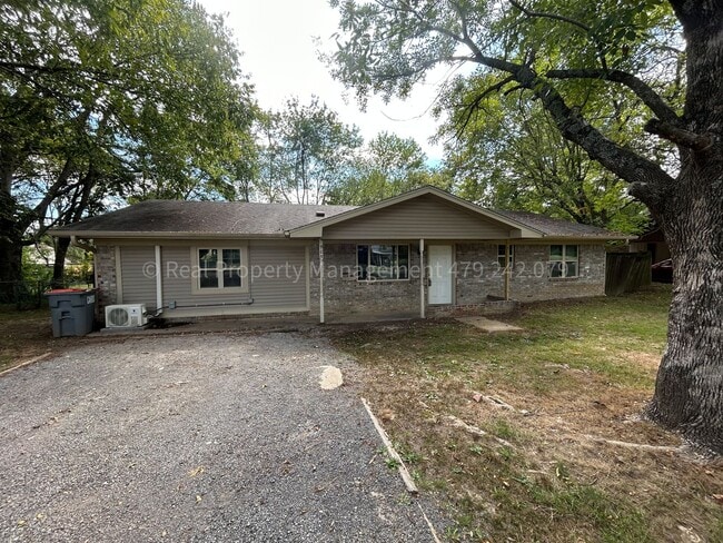 property at 905 W Denver St