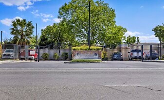 Court of Fountains Townhomes in Los Banos, CA - Building Photo