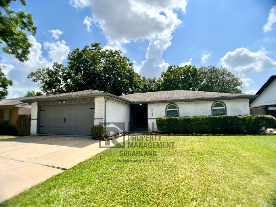 10527 Westedge Dr in Sugar Land, TX - Building Photo