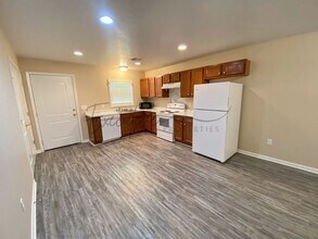 308 E 1st St in Iowa, LA - Building Photo - Building Photo