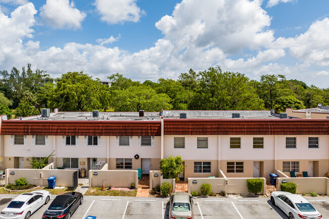 Manors of Inverrary in Lauderhill, FL - Foto de edificio - Building Photo