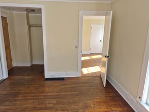 15 Hubbard St, Unit Upstairs front in Cortland, NY - Foto de edificio - Building Photo