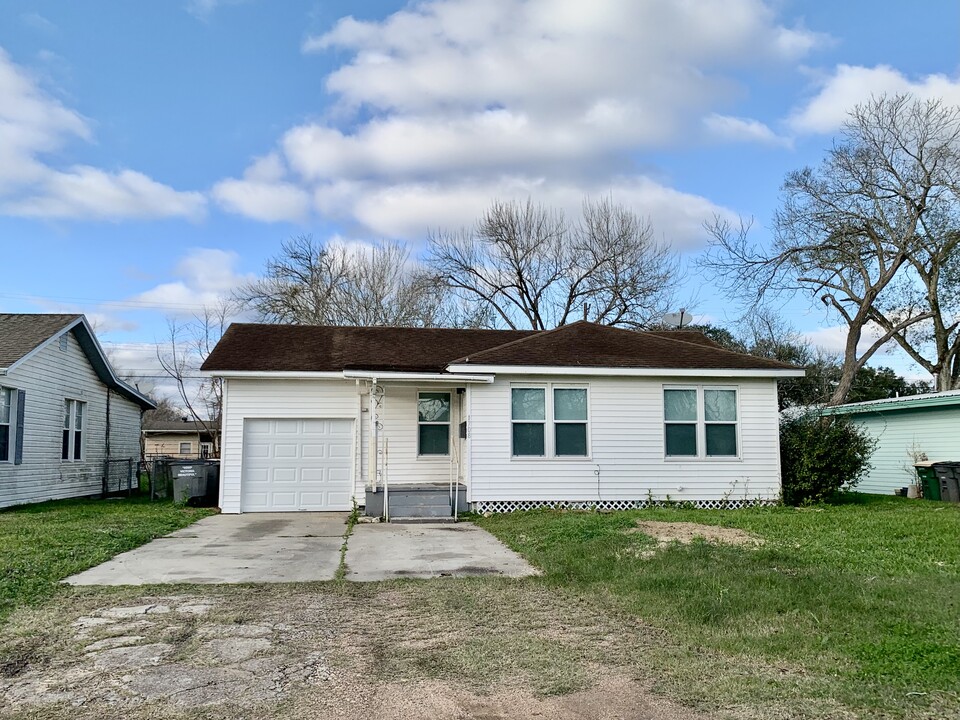 1708 E Guadalupe St in Victoria, TX - Foto de edificio