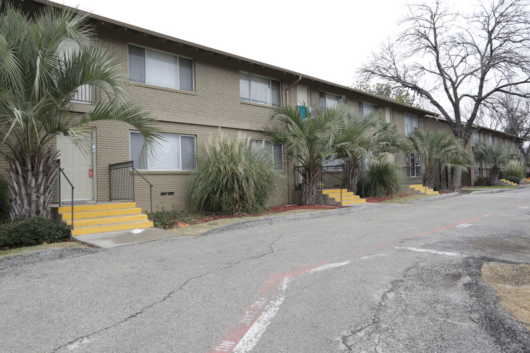 Upper E - The Strand (OLD) in Dallas, TX - Building Photo