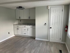 28 Spring St in Enfield, CT - Building Photo - Building Photo