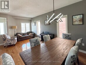 2429 Whitehorn Dr in Burlington, ON - Building Photo - Building Photo