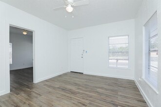 119 W Main St in Baytown, TX - Building Photo - Building Photo