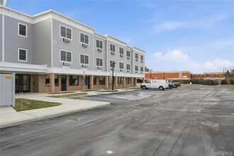 180 Deer Park Ave, Unit 201 in Babylon, NY - Building Photo - Building Photo
