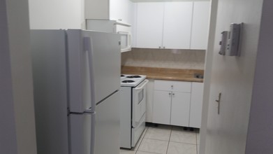 Oasis Apartments in Miami, FL - Building Photo - Building Photo