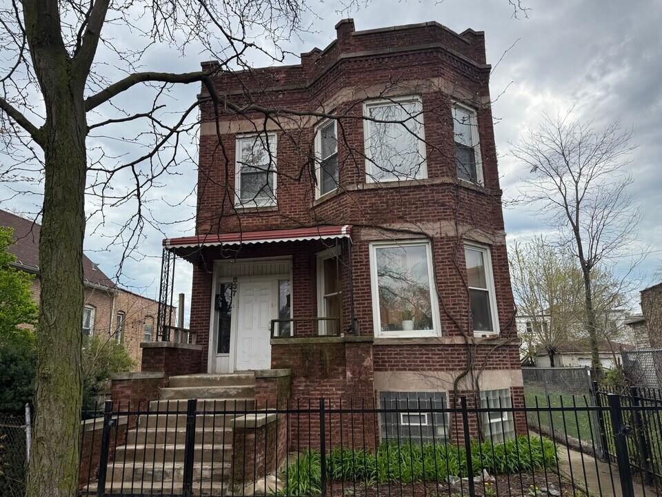 837 N Monticello Ave in Chicago, IL - Foto de edificio