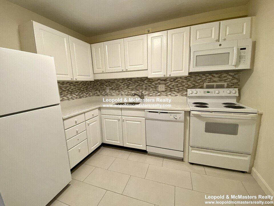 15 Monmouth Ct, Unit 104 in Brookline, MA - Building Photo