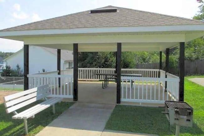 Beaver Hollow Apartments in Johnson City, TN - Building Photo - Building Photo