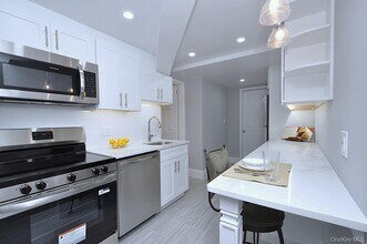 105 Garth Rd in Scarsdale, NY - Building Photo - Building Photo