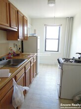 349 Pleasant St, Unit B2-5 in Malden, MA - Building Photo - Building Photo