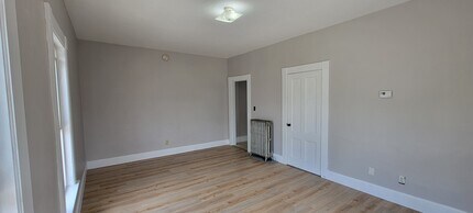47 Pine St, Unit 47 Pine 2nd Floor Right#7 in Laconia, NH - Building Photo - Building Photo