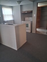 195 Emerald Pl, Unit #2 in Stratford, CT - Building Photo - Building Photo